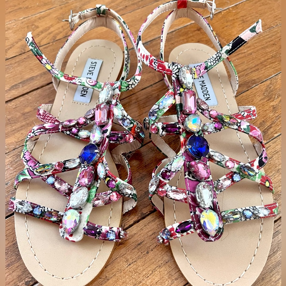 Brand New Steve Madden Floral Gem Sandals
Size 7M